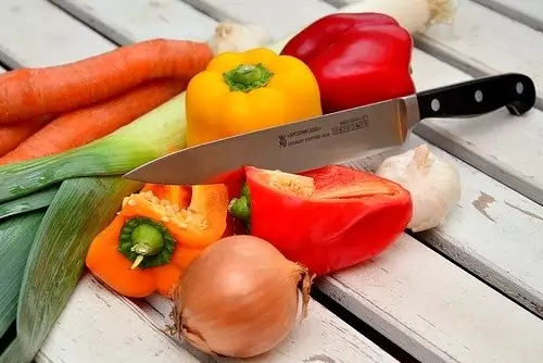 lucha_t8_blog_vegetables_cutting_board_knife