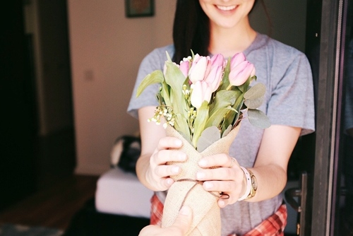 Devojka dobija buket cveća