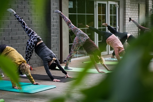 Žene rade jogu na terasi